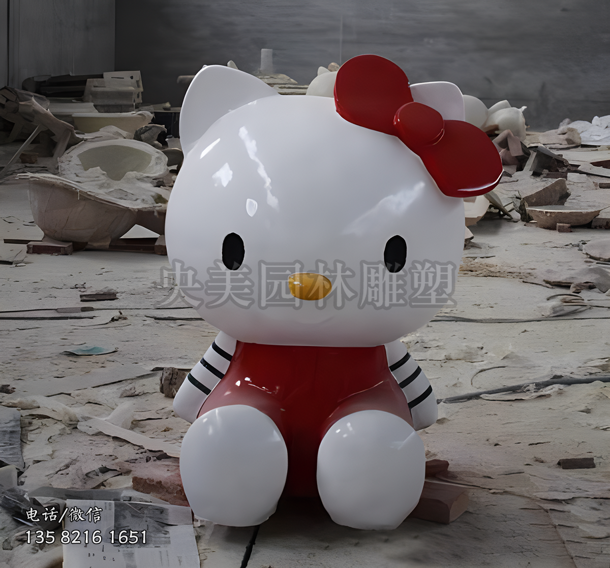 席地而坐的HelloKitty猫雕塑