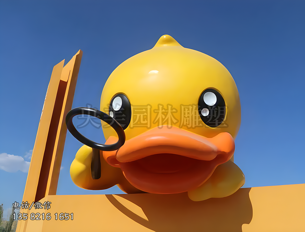 拿放大镜看东西的小黄鸭雕塑