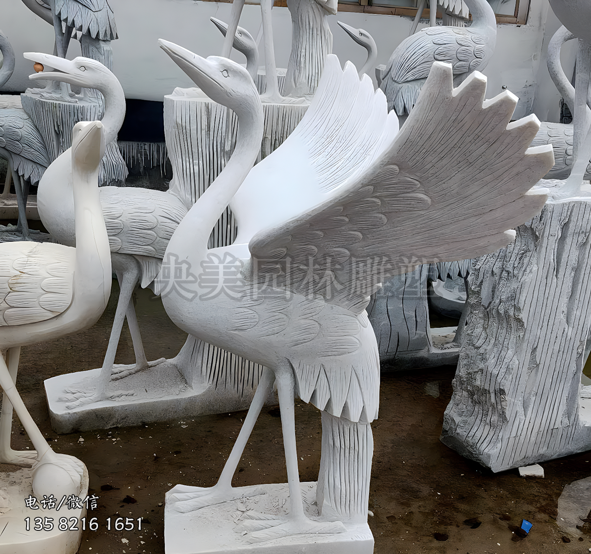 展翅的大理石仙鹤雕塑