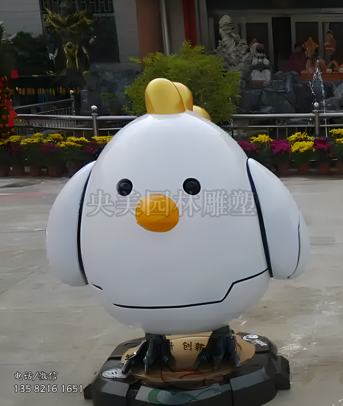 萌萌的卡通小鸡仔雕塑