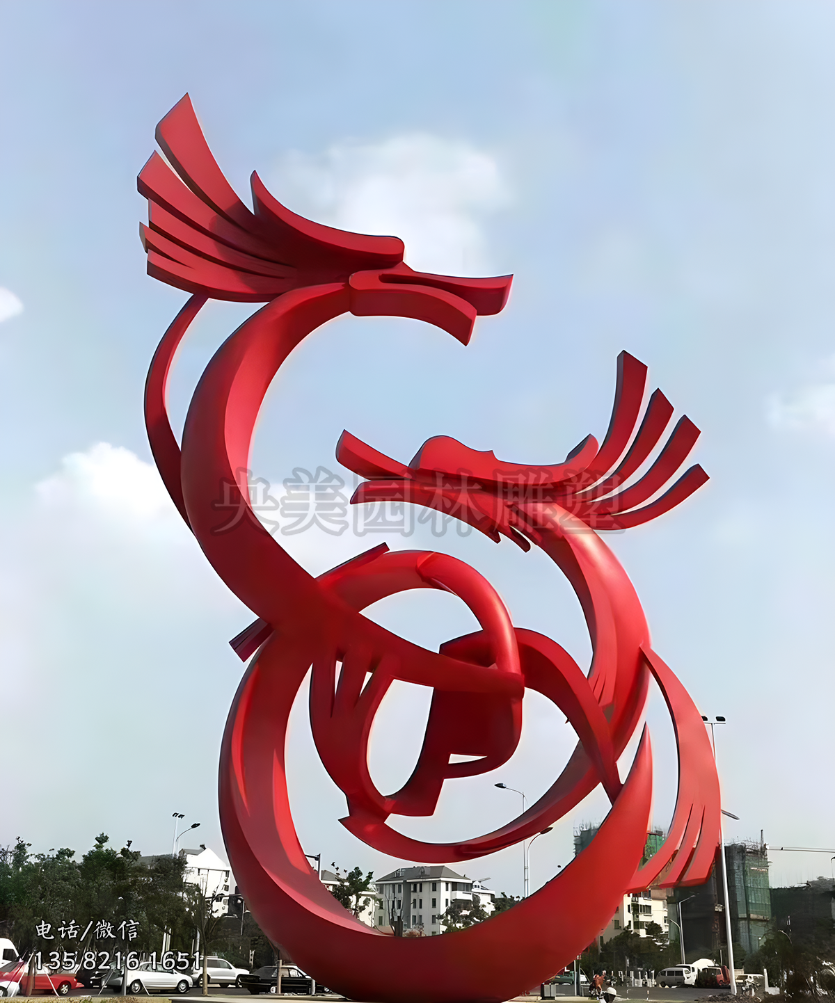 两条抽象的不锈钢龙雕塑
