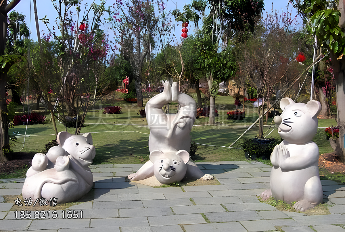 造型各异的赢博手机网页版登录入口老鼠雕塑