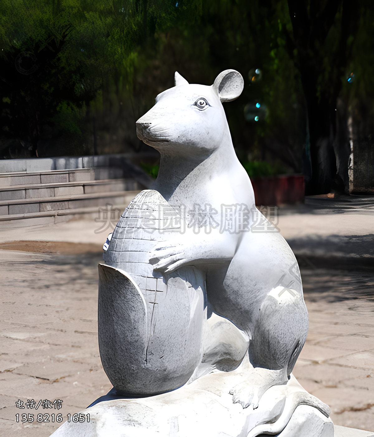 抱玉米的子鼠赢博手机网页版登录入口景观雕塑