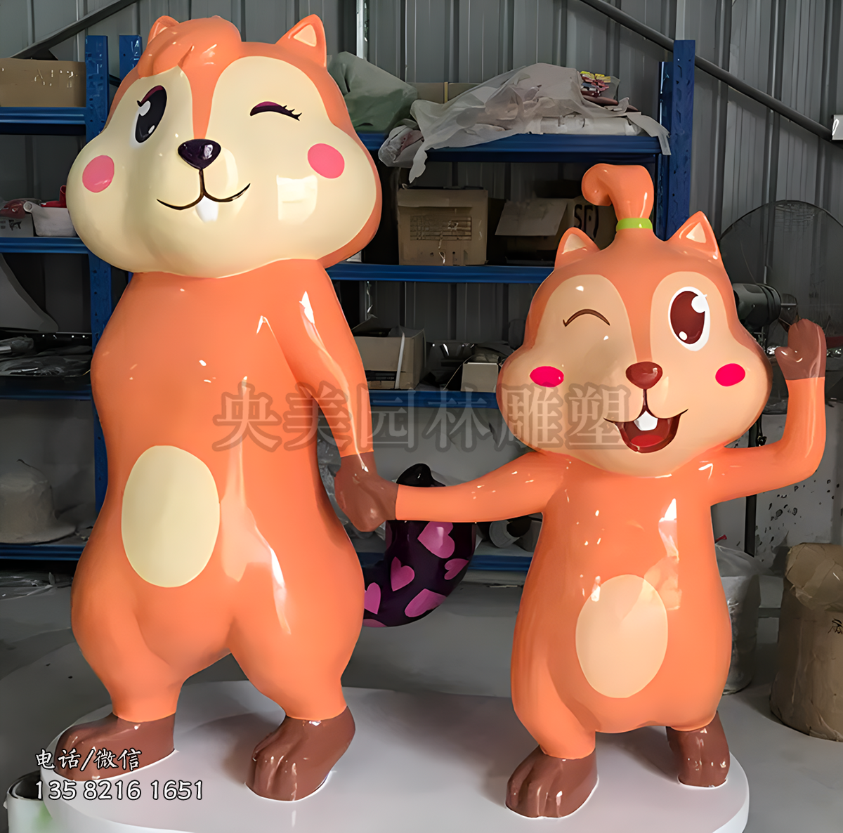 手拉手的情侣松鼠公仔雕塑