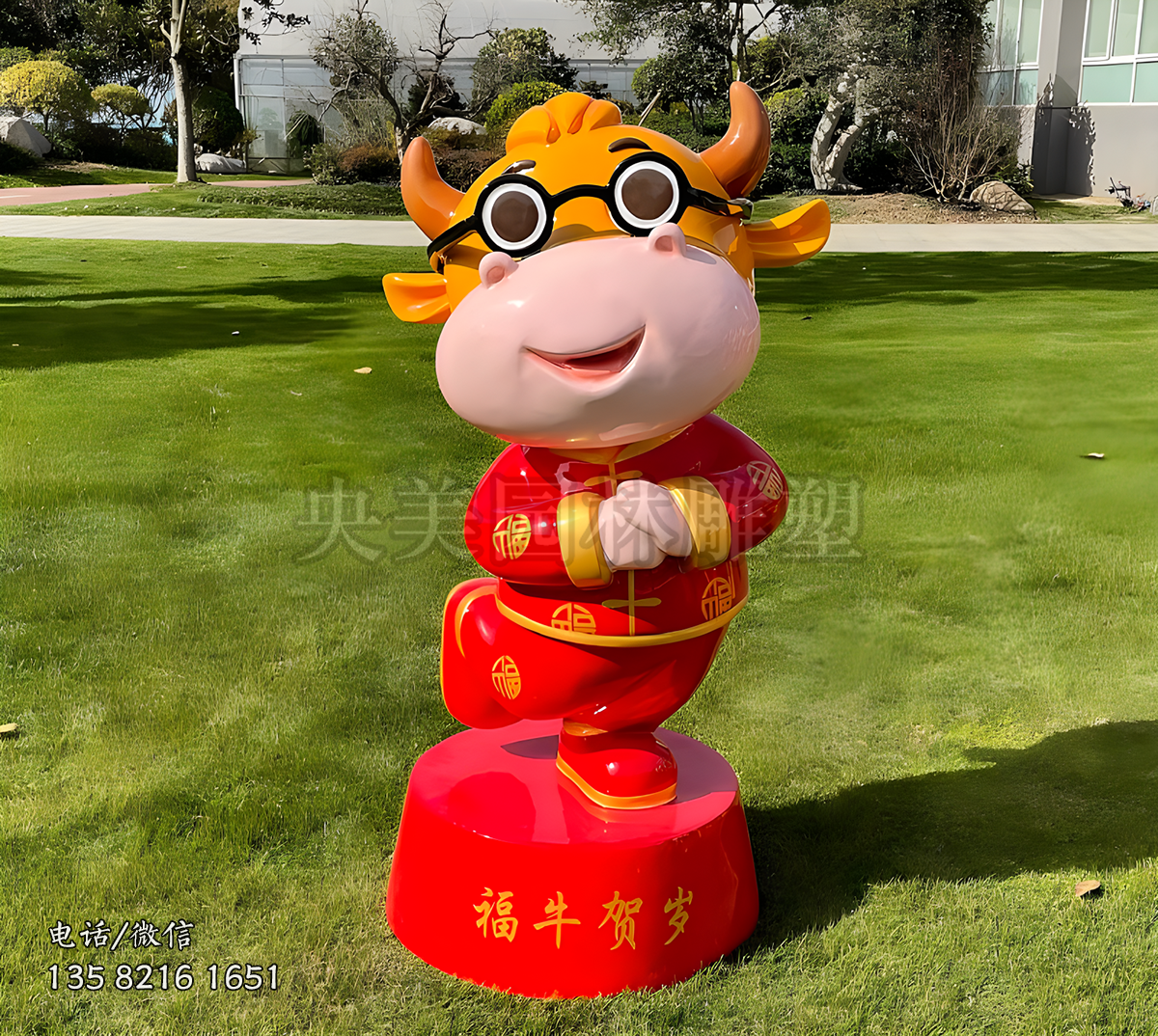 福牛贺岁作揖的卡通牛新年美陈雕塑