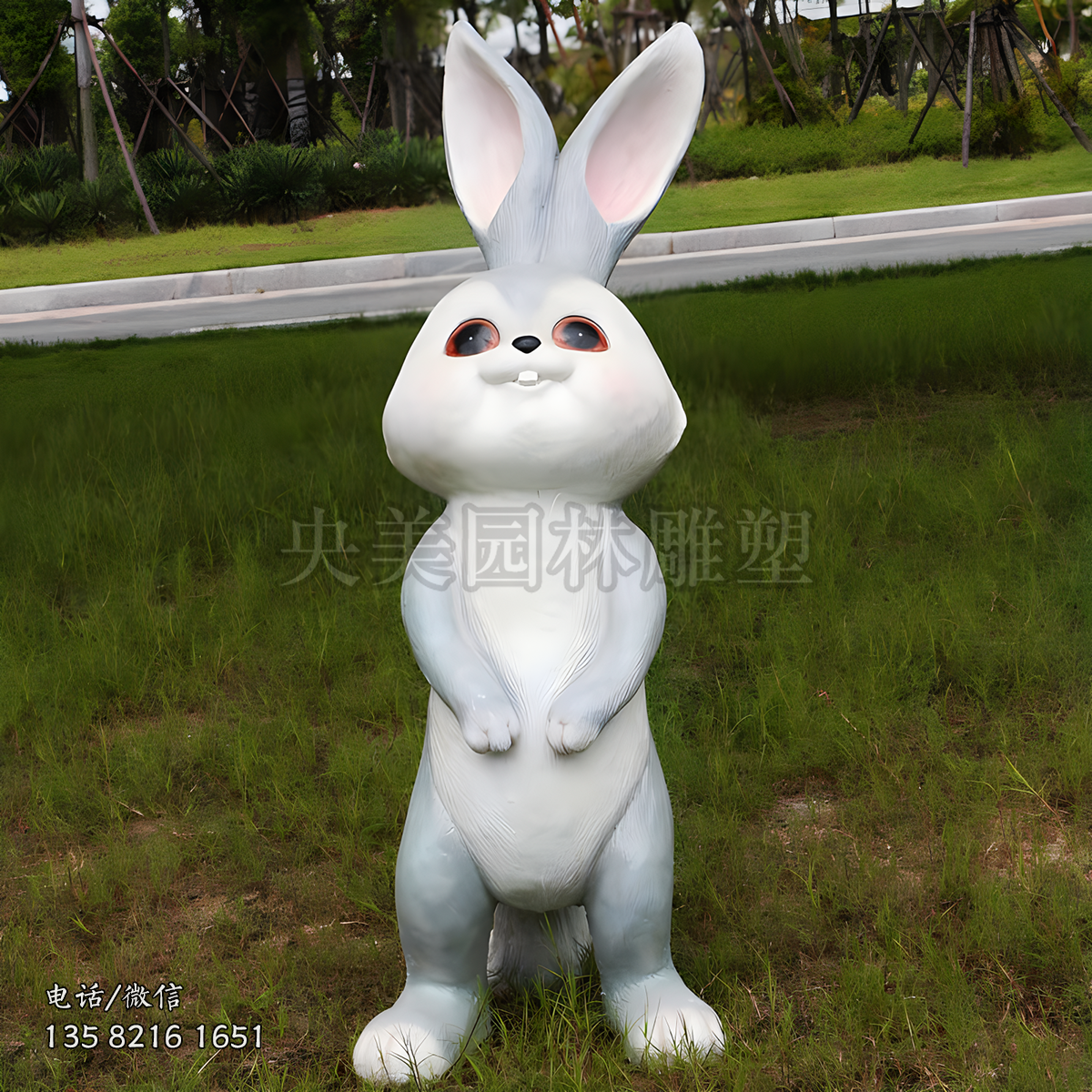 站立的蓝色卡通兔子雕塑