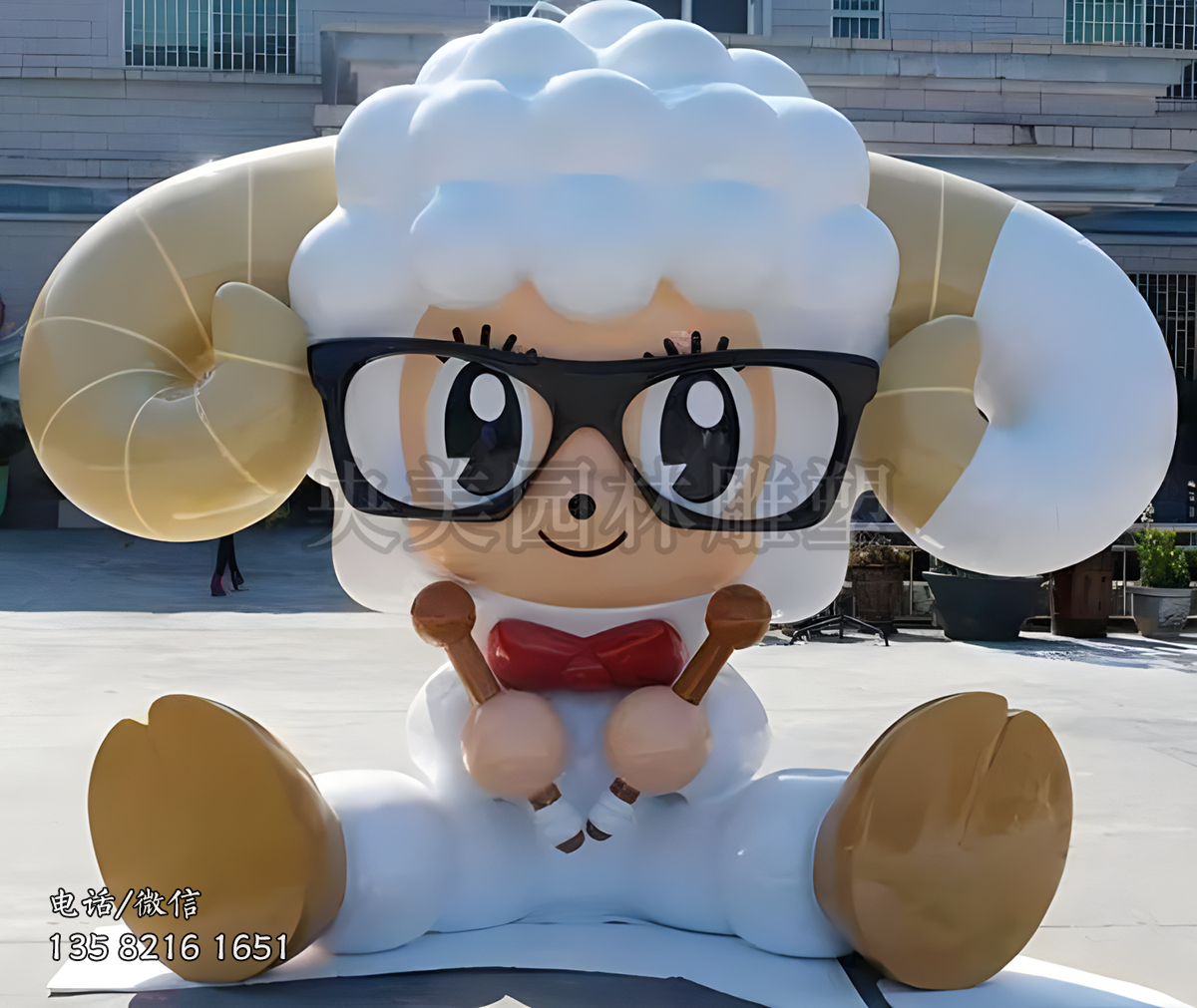 戴眼镜坐地上打鼓的玻璃钢卡通羊雕塑公仔