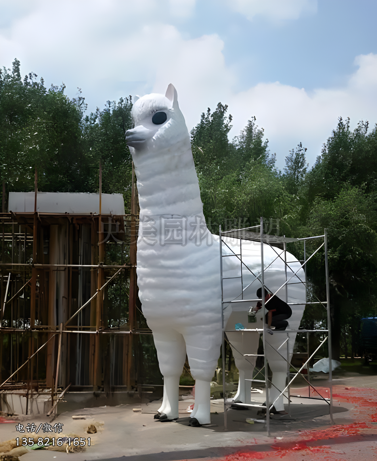 大型玻璃钢仿真羊驼景观雕塑