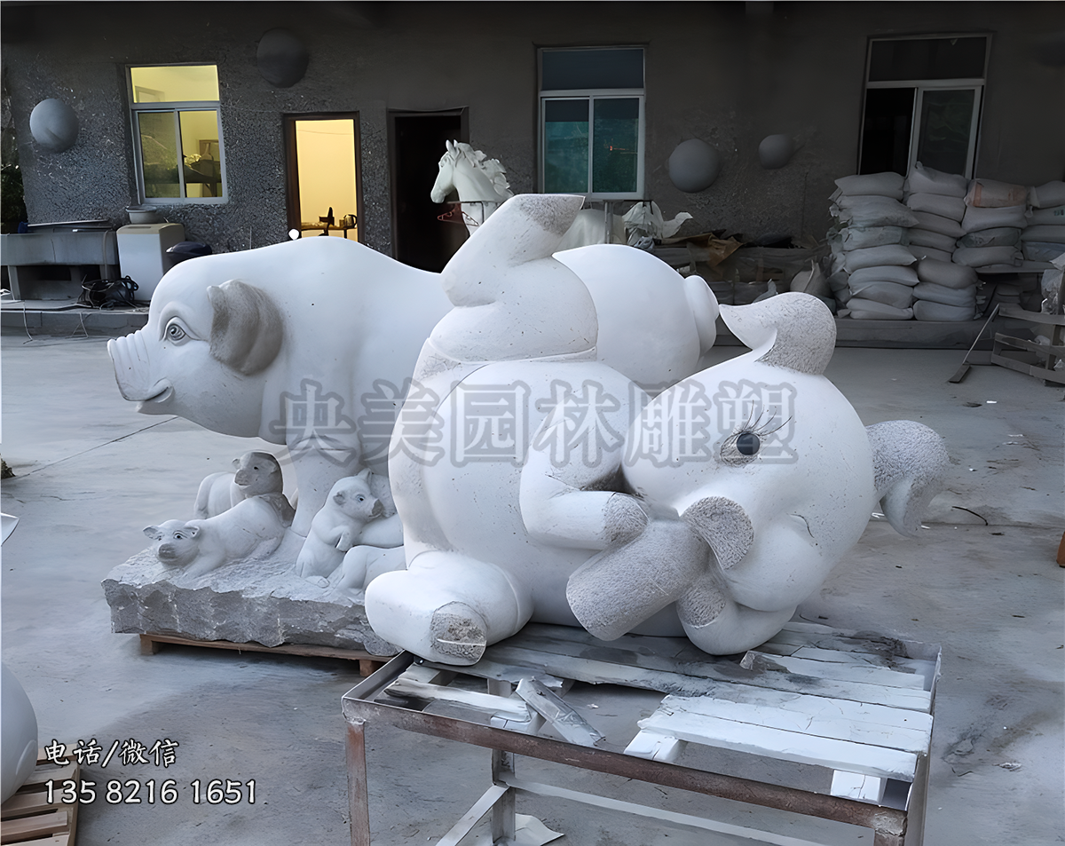赢博手机网页版登录入口卡通猪宝宝雕塑