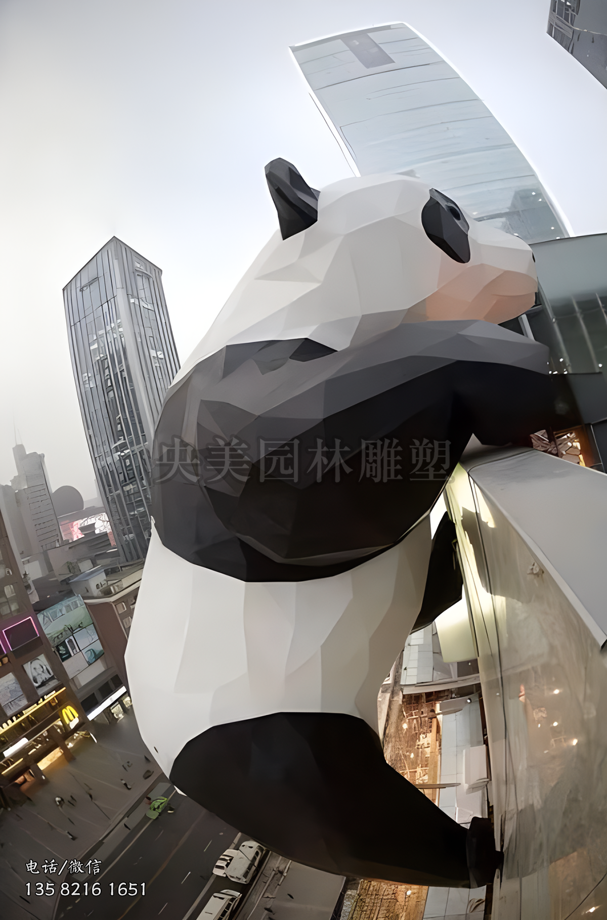 切面不锈钢爬墙熊猫雕塑