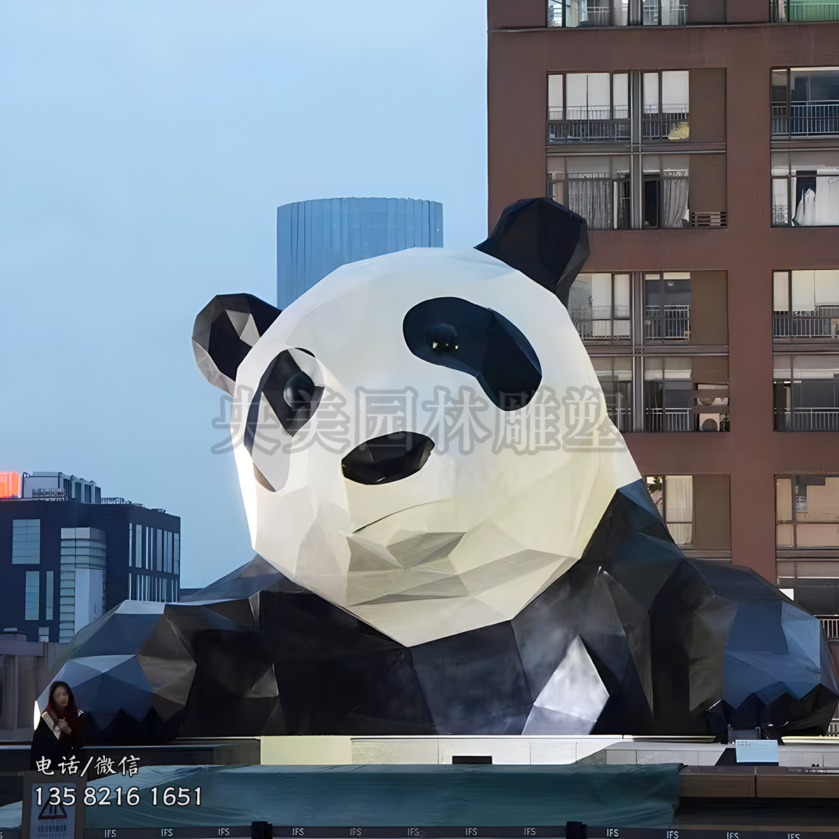 大型不锈钢翻墙熊猫雕塑