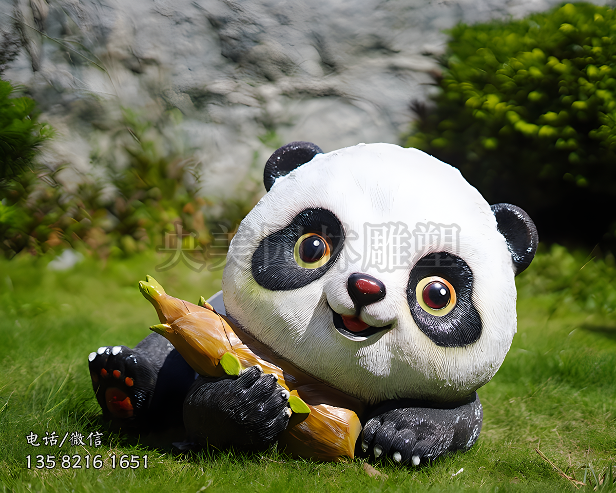 趴着玩笋的毛面玻璃钢熊猫雕塑